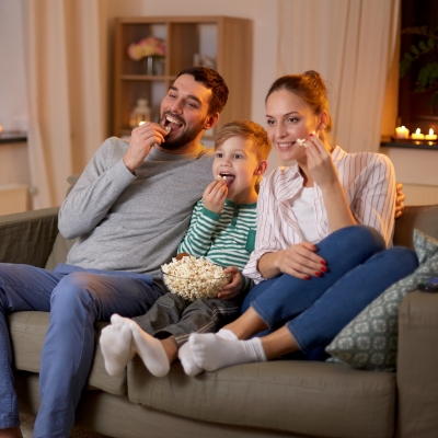 Família vendo filme juntos